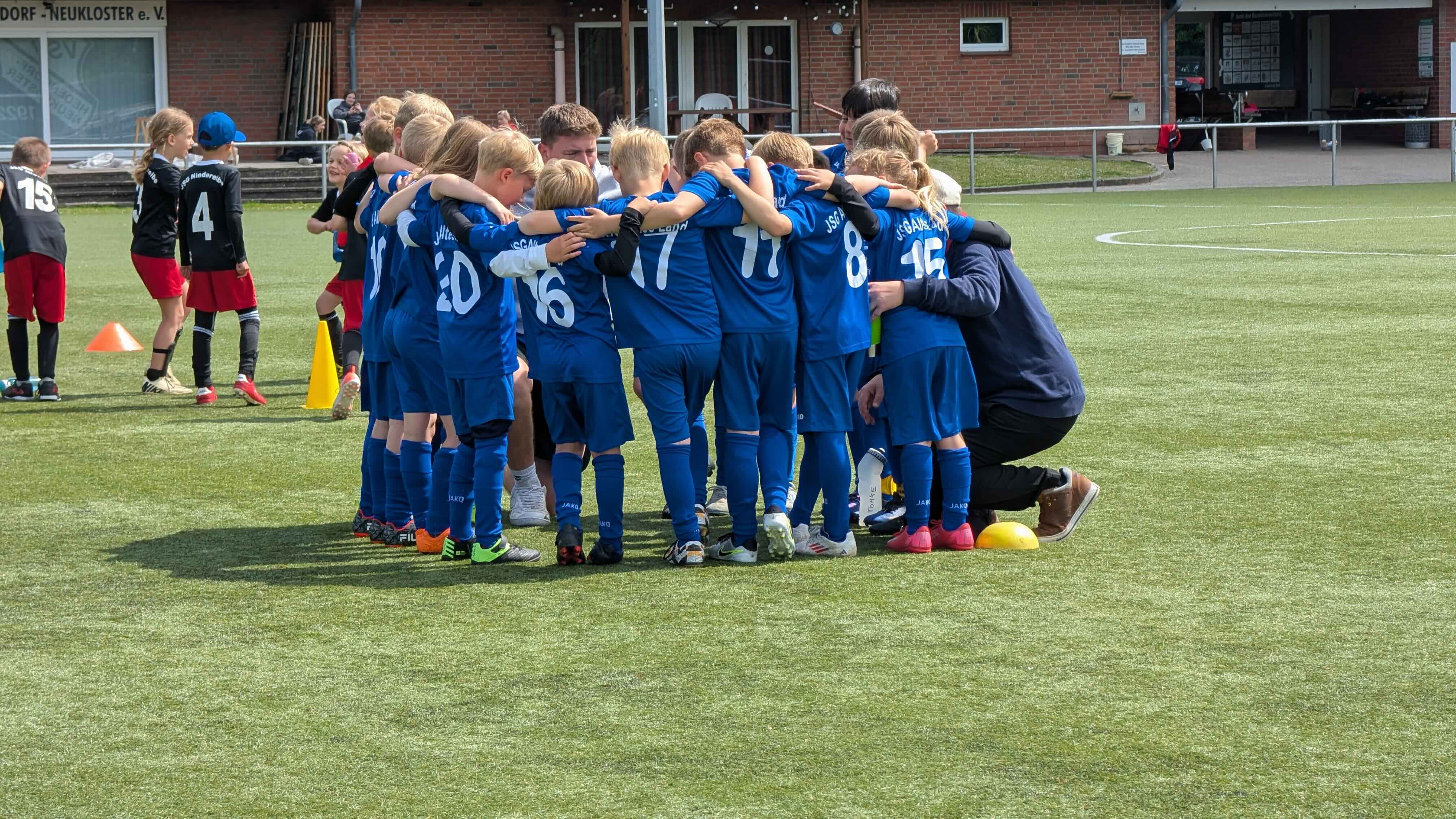 Zwei junge Spielerinnen lachen auf dem Platz